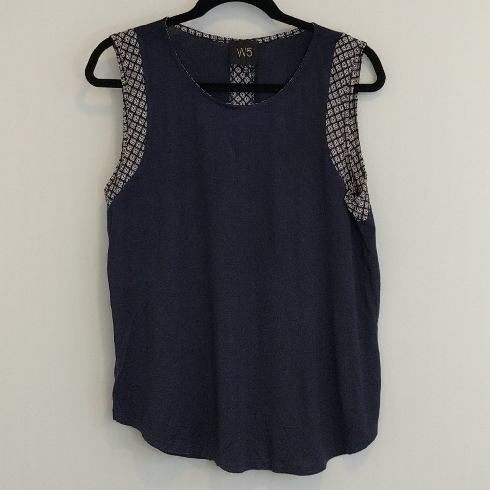 W5 sleeveless Navy with print detail shell top
